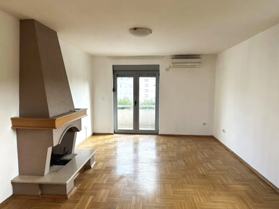 Izdavanje, dvosoban stan, 60m², Centar, Podgorica