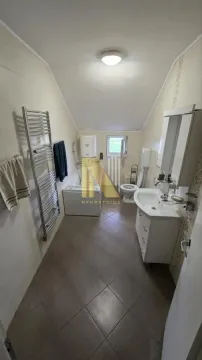 Potpuno opremljeno kupatilo sa kadom i umivaonikom. - image 10