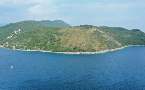 Pogled iz vazduha na obalu i more. - image 3