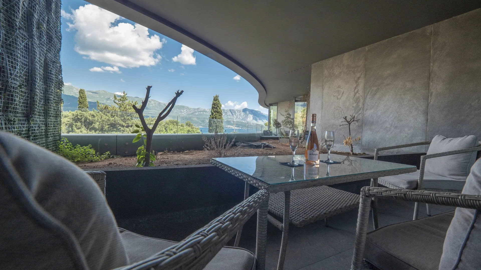 Izdavanje, dvosoban stan, 81m², Centar, Budva