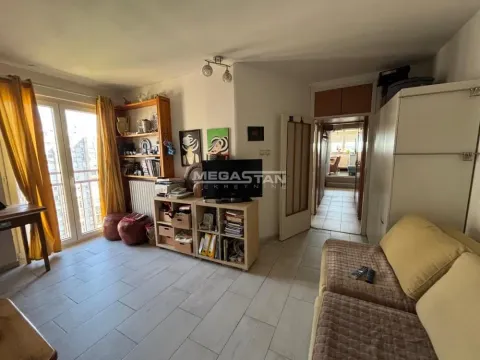 Dnevna soba sa garniturom, televizorom i izlazom na terasu. - image 2