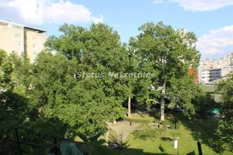 Pogled sa terase na zelene površine i okolne zgrade. - image 19