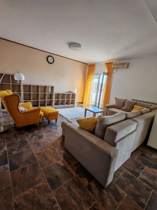 Rent, four bedroom apartment, 120m², Rakovica, Beograd