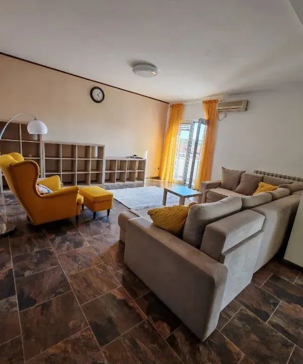 Rent, four bedroom apartment, 120m², Rakovica, Beograd