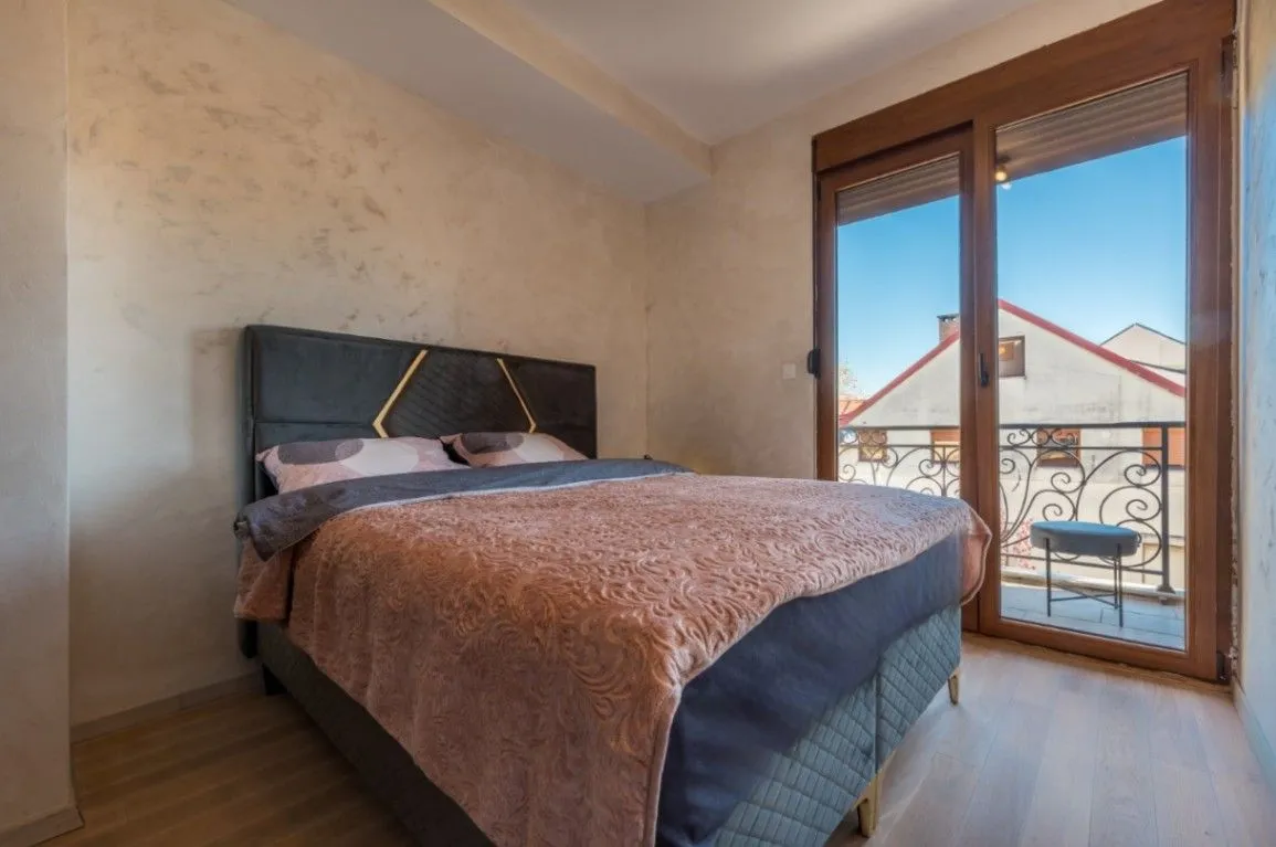 Izdavanje, jednosoban stan, 52m2, Centar, Cetinje
