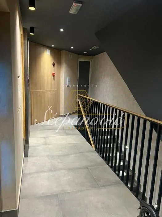 Prodaja, četvorosoban stan, 240m², Adamovićevo Naselje, Novi Sad Sve Podlokacije