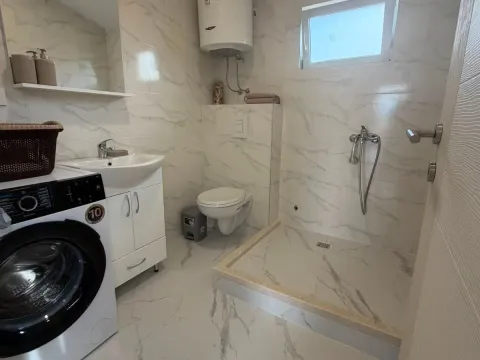 Izdavanje, garsonjera, 36m², Radanovići, Kotor - image 5