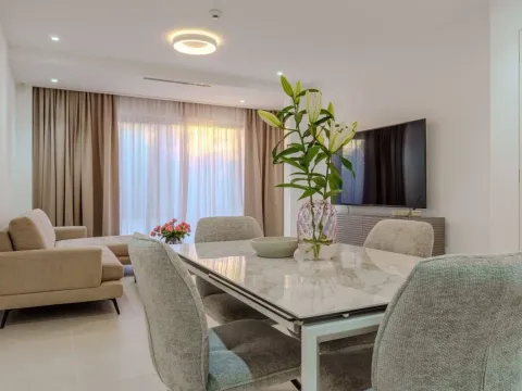 Prodaja, dvosoban stan, 240m², Centar, Tivat - image 5