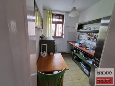 Manja kuhinja sa trpezarijskim stolom i prozorom. - image 4