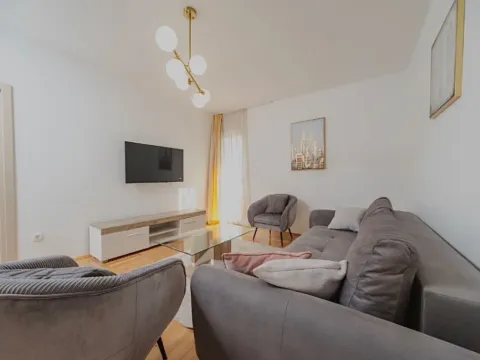 Izdavanje, jednosoban stan, 56m², Bulevar, Budva