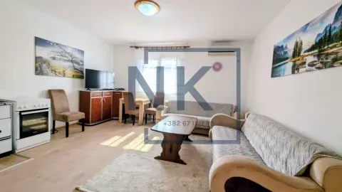 Dnevni boravak sa garniturom, TV-om i trpezarijskim stolom. - image 4