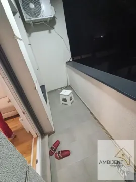 Noćni prikaz manjeg balkona sa pločicama i klima uređajem. - image 8