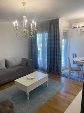 Svijetla dnevna soba sa modernim namještajem, lusterom i trpezarijskim stolom. - image 4