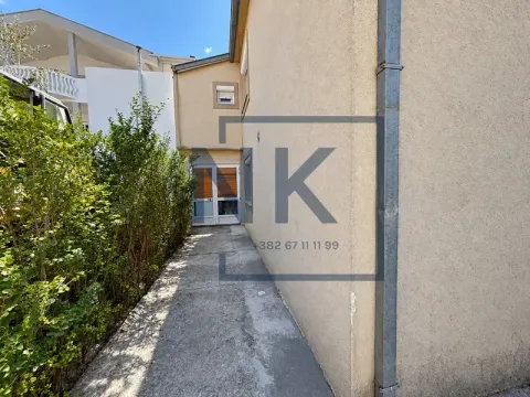 Bočni prilaz kući sa popločanom stazom i zelenilom. - image 9