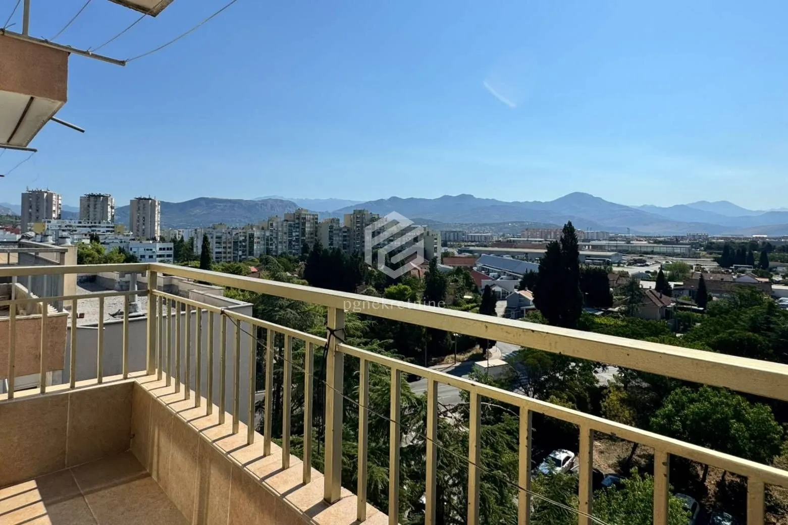 Izdavanje, dvosoban stan, 75m², Pobrežje, Podgorica