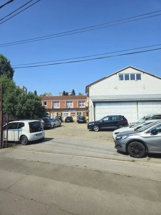 Izdavanje, poslovni prostor, 1000m², Dušanovac, Voždovac Sve Podlokacije