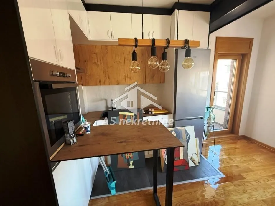 Izdavanje, trosoban stan, 56m², Južni Bulevar, Vračar Sve Podlokacije
