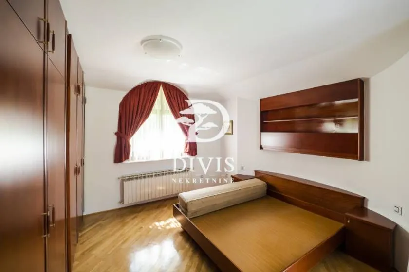 Izdavanje, kuća, 270m², Voždovac Sve Podlokacije, Beograd