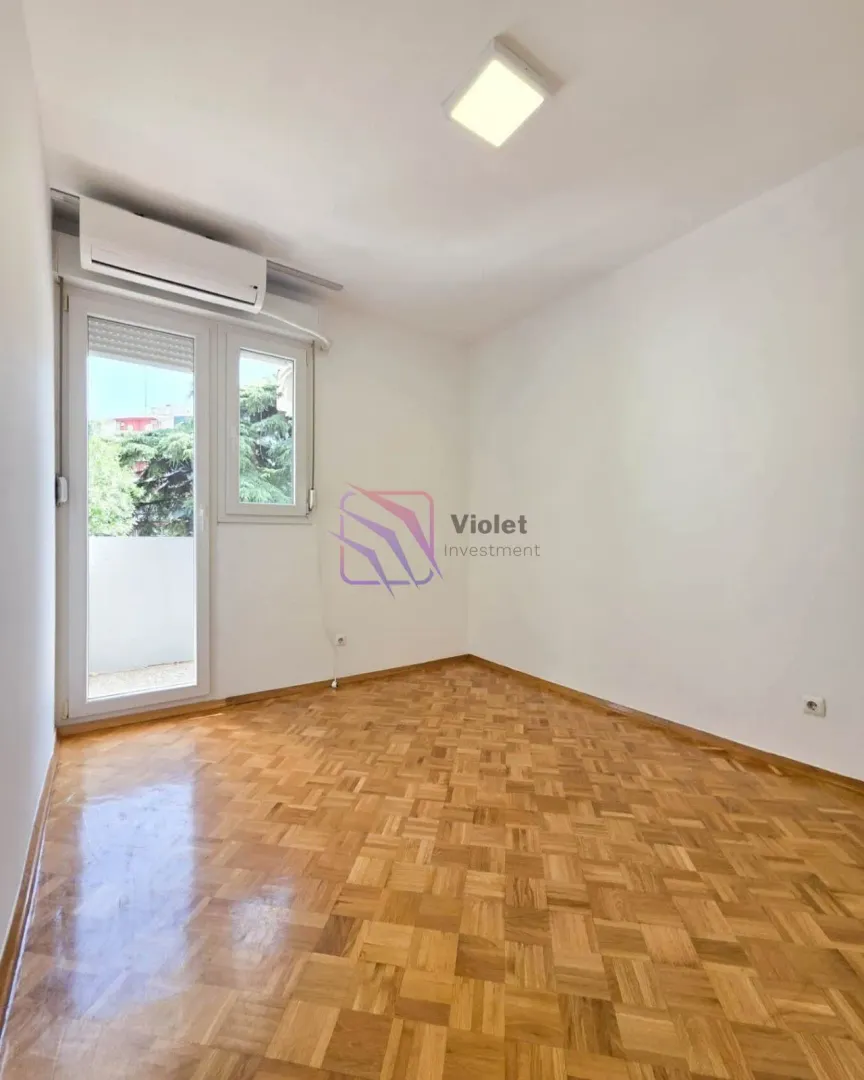 Empty room with parquet flooring and access to a terrace.