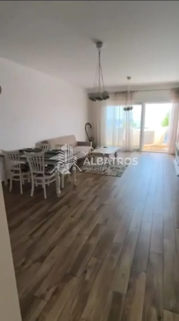 Dnevni boravak sa trpezarijom i izlazom na terasu.