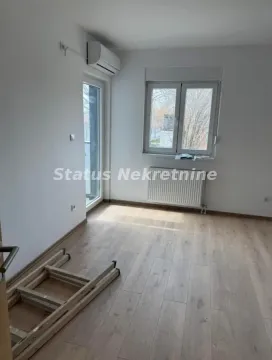 Prazna soba sa laminatom, klima uređajem i prozorom. - image 4