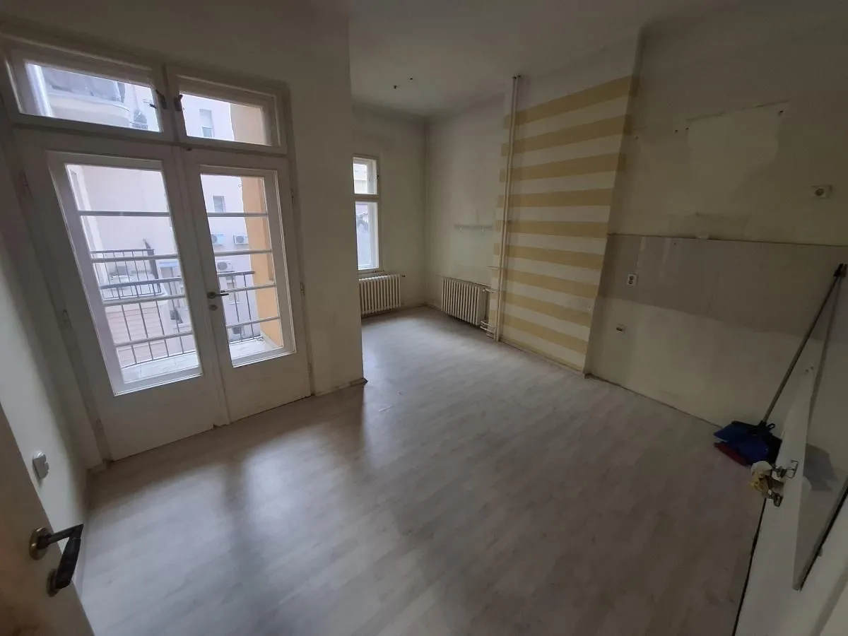 Izdavanje, trosoban stan, 122m², Centar, Novi Sad