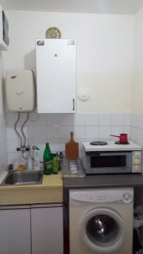 Manja kuhinja sa sudoperom, šporetom i mašinom za veš. - image 7
