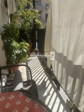Nameštena terasa sa saksijama biljaka i stolicom. - image 8