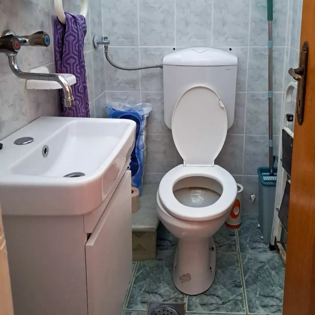 Manje kupatilo sa umivaonikom i wc šoljom.