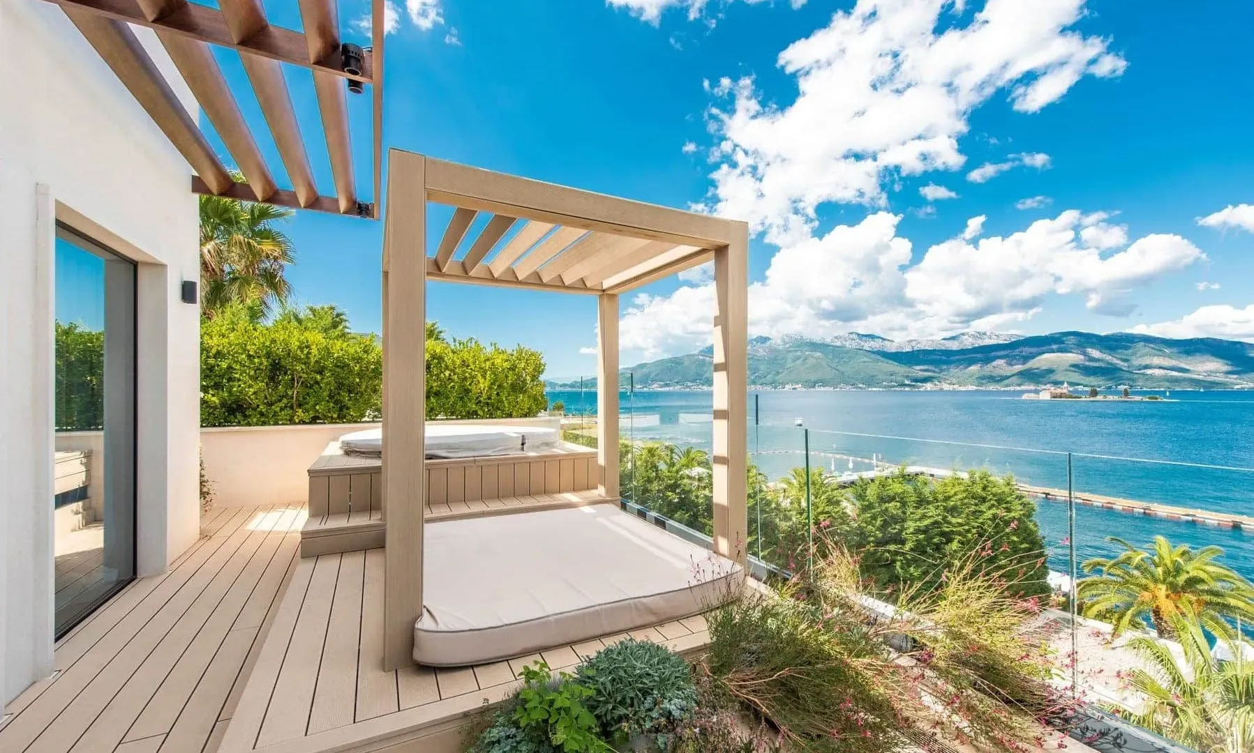Sale, four bedroom apartment, 500m², Đuraševići, Tivat