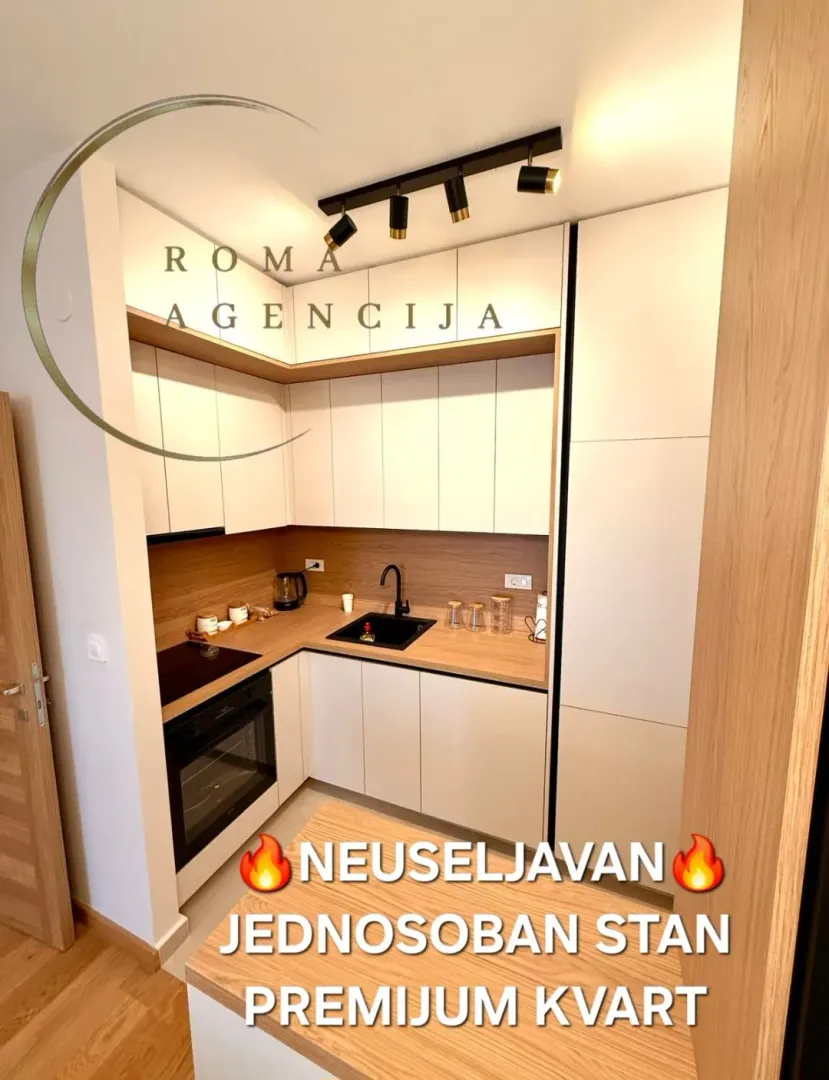 Moderna i svijetla kuhinja sa ugradnim elementima.