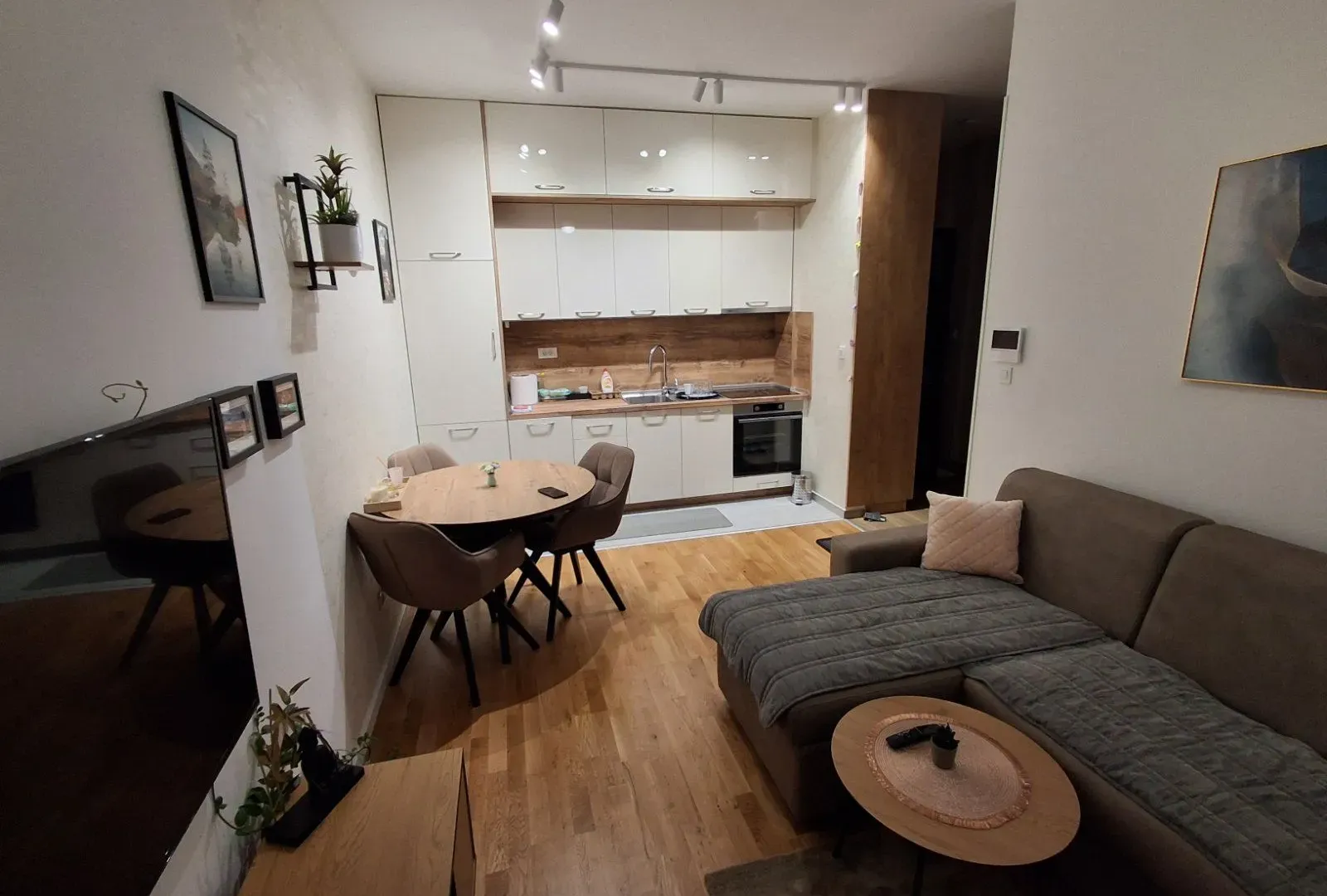 Izdavanje, jednosoban stan, 42m², Tološi, Podgorica