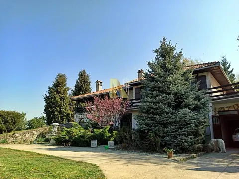 Eksterijer kuće sa dvorištem, zelenilom i drvećem. - image 2