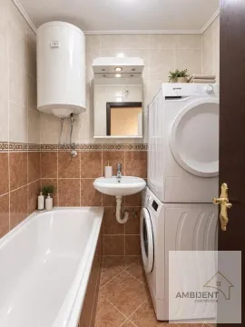 Kupatilo sa kadom, umivaonikom, bojlerom i složenom mašinom za pranje i sušenje veša. - image 15