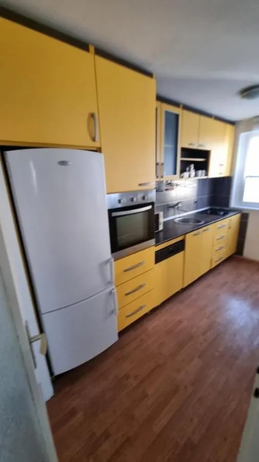 Izdavanje, trosoban stan, 70m², Centar, Novi Sad