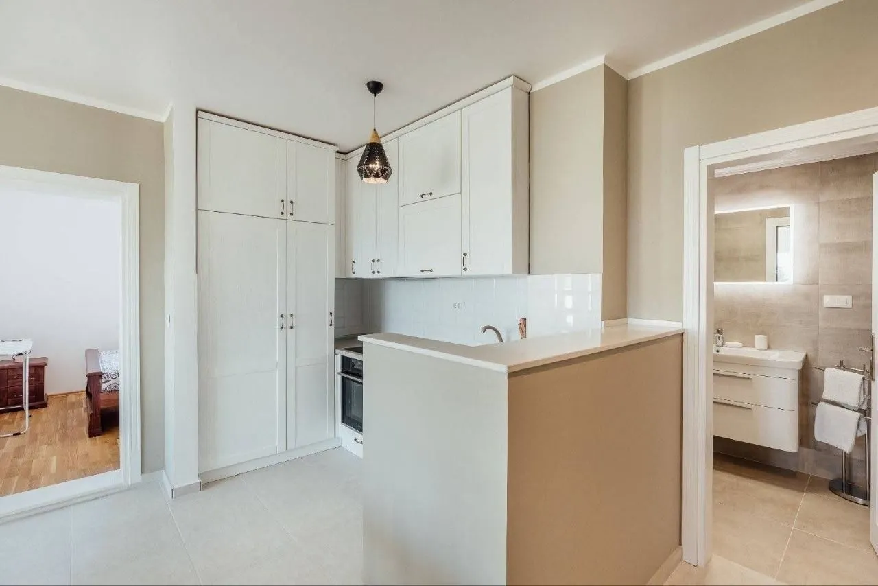 Izdavanje, dvosoban stan, 70m², Centar, Tivat