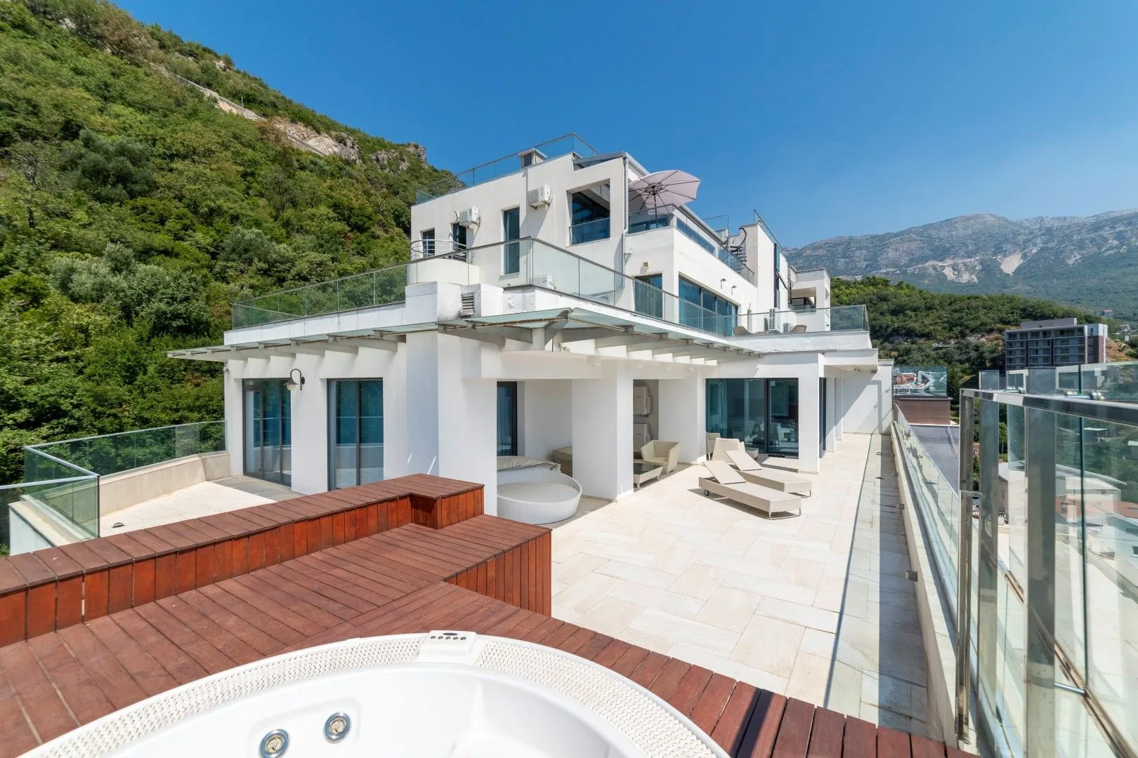 Sale, four bedroom apartment, 355m², Bečići, Budva