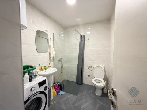 Kupatilo opremljeno umivaonikom, tuš kabinom, WC šoljom i veš mašinom. - image 3
