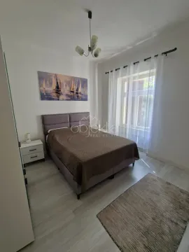 Spavaća soba sa bračnim krevetom, noćnim stočićem i prozorom sa bijelim zavjesama. - image 8
