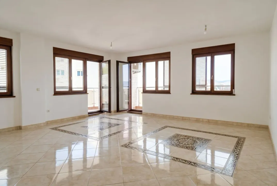 Sale, three bedroom apartment, 210m², Bečići, Budva