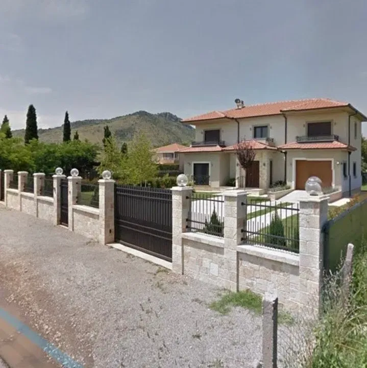 Rent, house, 220m², Tološi, Podgorica