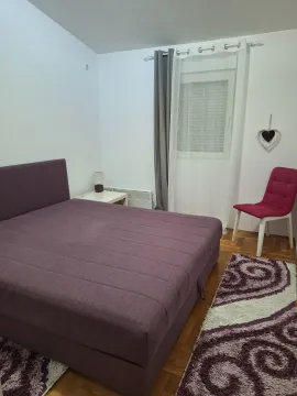 Namještena spavaća soba sa bračnim krevetom, noćnim stočićem i foteljom. - image 12