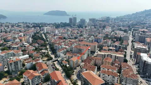 Pogled iz vazduha na grad i zgradu označenu crvenom strelicom. - image 3