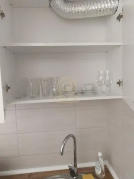 Otvoreni kuhinjski element sa čašama i sudoperom ispod. - image 10