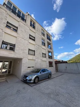 Eksterijer višestambene zgrade sa popločanim dvorištem i parking prostorom. - image 12