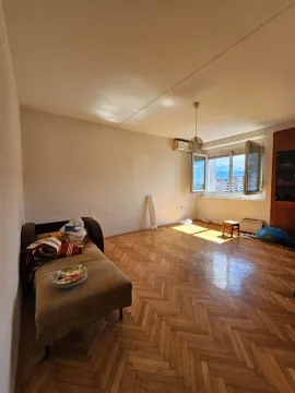 Dnevna soba sa parketom i otvorenim prozorom. - image 4