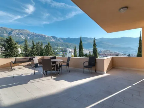 Prodaja, četvorosoban stan, 189m², Bečići, Budva - image 1