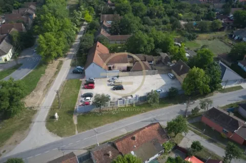 Pogled iz vazduha na imanje sa kućom i velikim dvorištem. - image 11