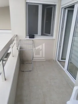 Pogled na natkrivenu terasu sa sušačem za veš i izlazom u stan. - image 3