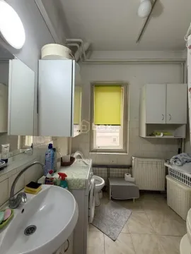 Manje kupatilo sa umivaonikom, veš mašinom, wc šoljom i prozorom. - image 9